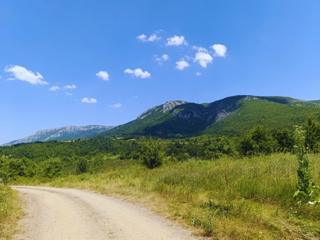 Pogled na Tupižnicu iz atara sela Bučje