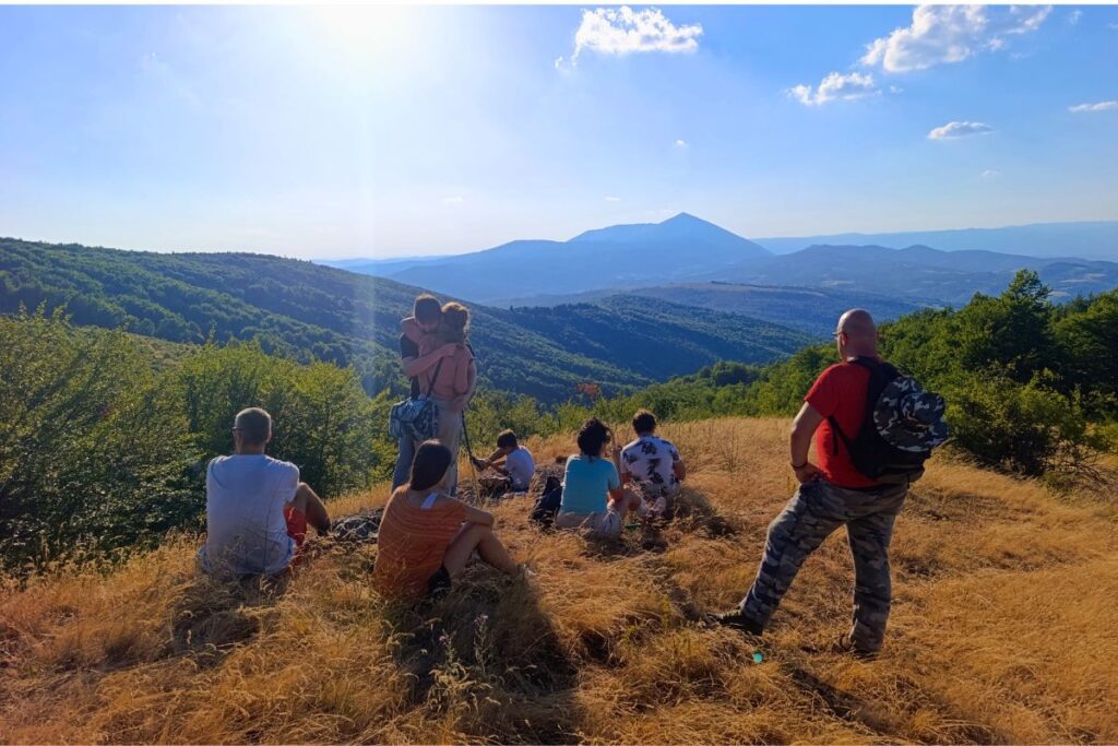 učesnici na vidikovcu Dragutinova crkva sa najlepšim pogledom na Rtanj