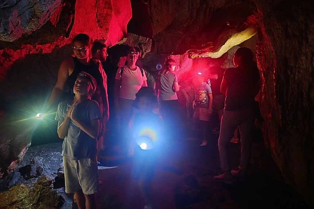 Obilazak Sesalačke pećine, zabava za najmlađe, a i one starije