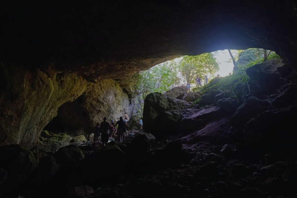 Izlazak iz Sesalačke pećine kroz grandiozan otvor
