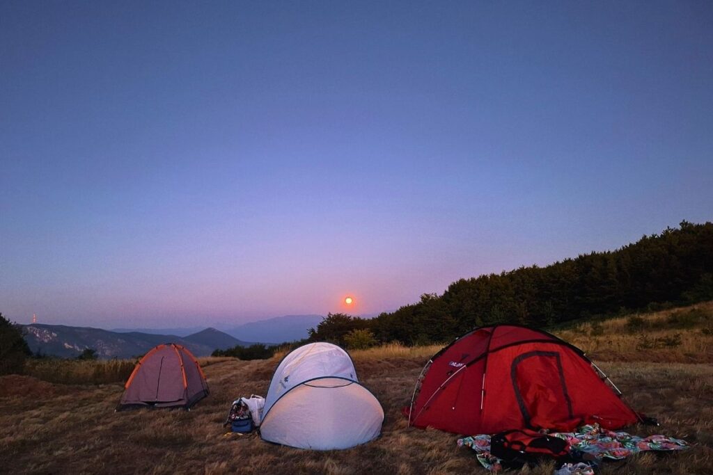 Kamp sa dobrim pogledom na Slemenu, vidi se Tupižnice, Magled i Stara planina.