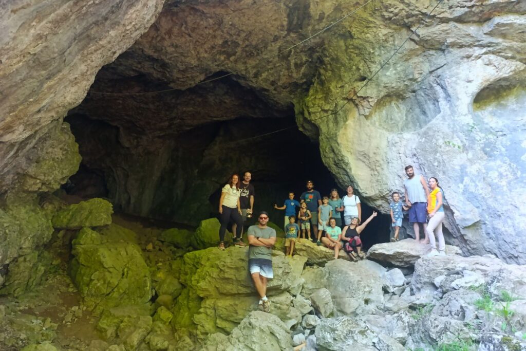 Sesalačka pećina, ekipa ispred ulaza.