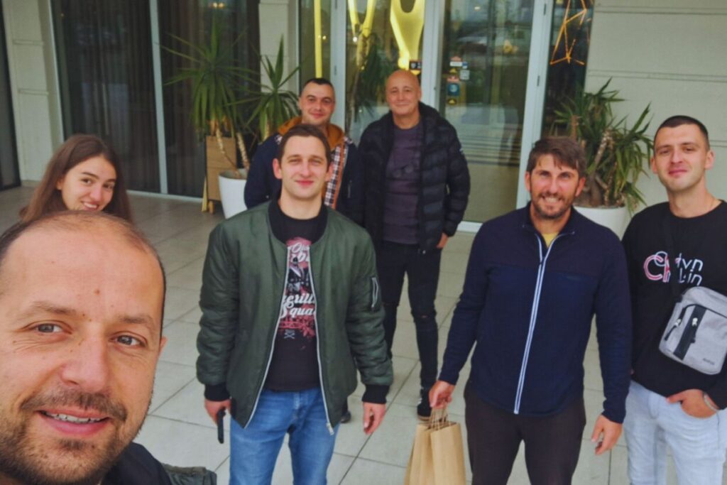 druzina, grupna slika pred polazak za grcku