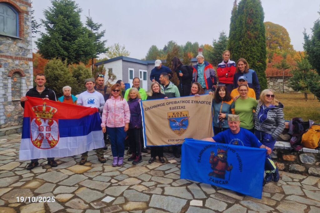 slika sa grčkim planinarima kod kapele posvećene grčkim pilotima