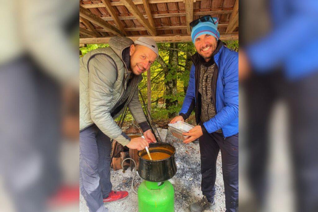 naši volonteri koji su spremili srpski vojni pasulj