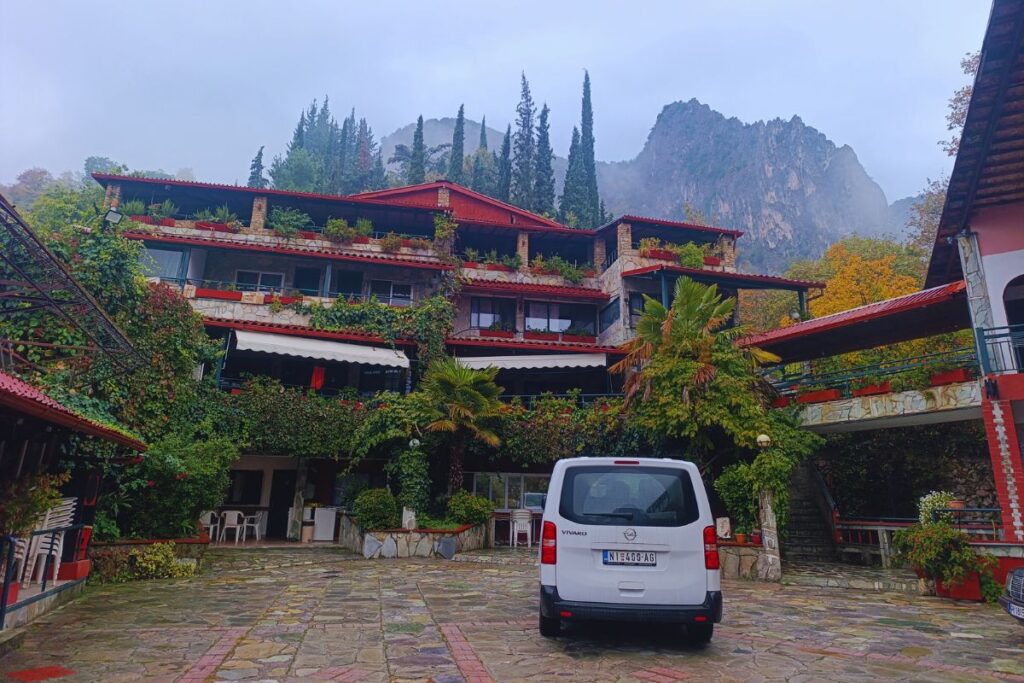 naše vozilo i smestaj Hotel Almopia u Požar Lutri