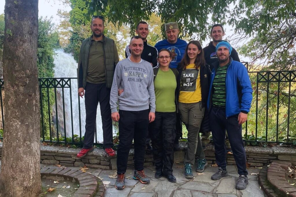 družina volontera kod vodopada