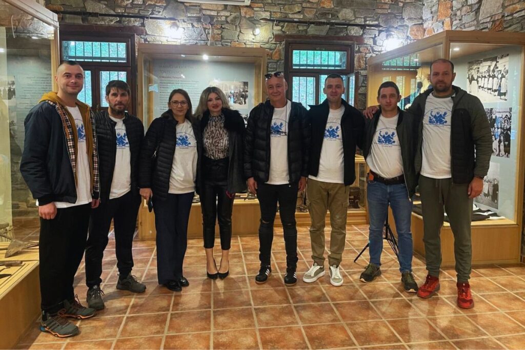 druzina u muzueju u požar lutri