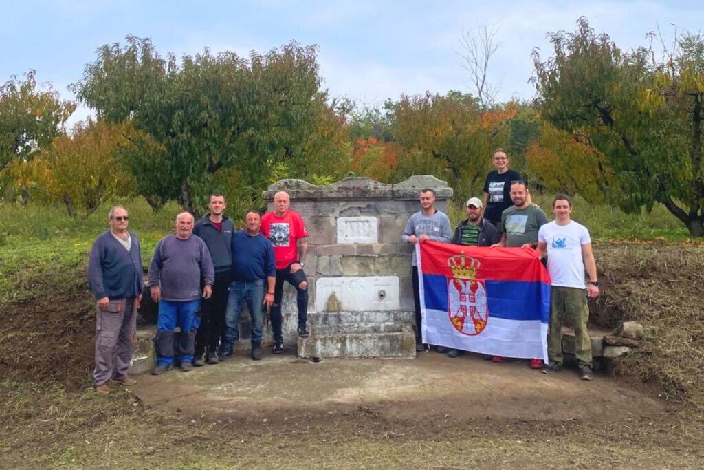 volonteri pored očišćene česme