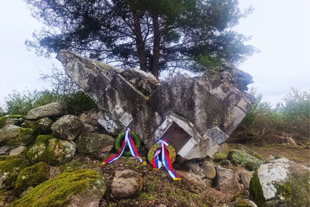 sruseni spomenik selo hrisi