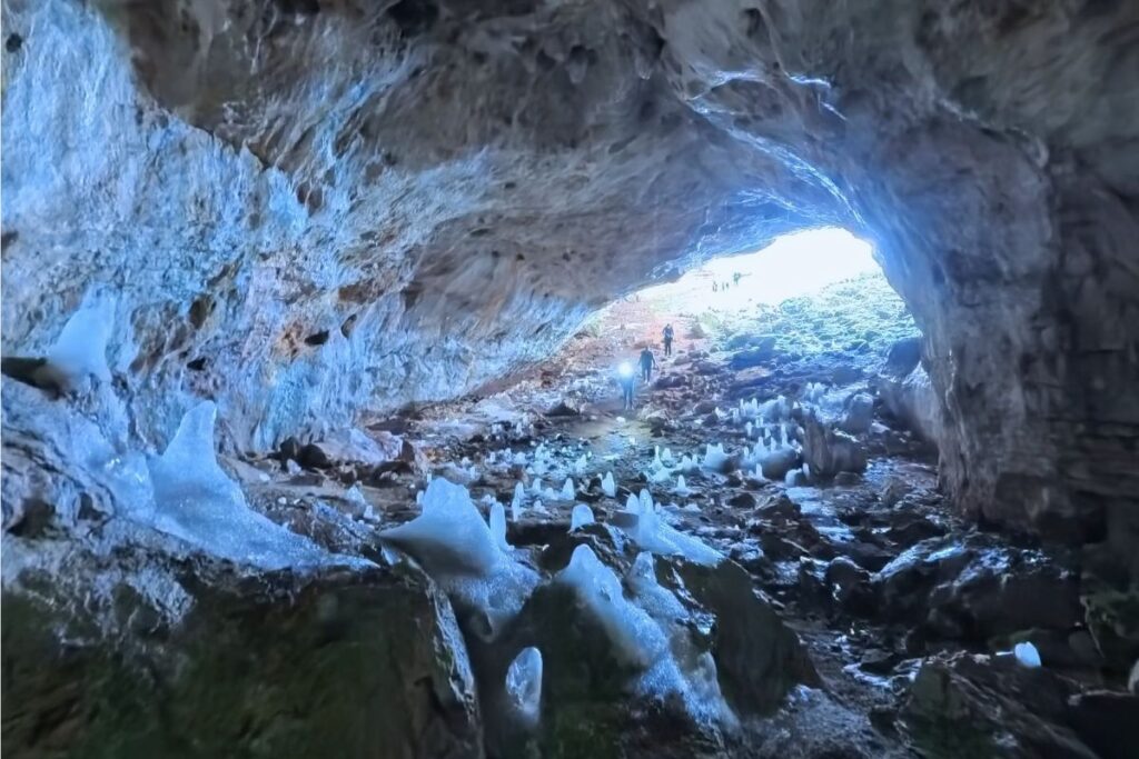 ledeni stalagmiti goleme porice